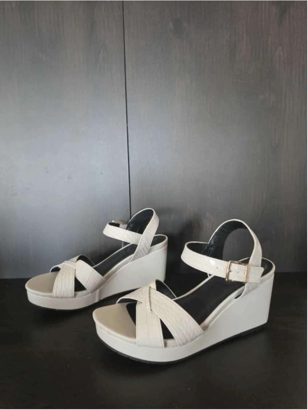 Kenneth Cole Crocodile Embossed Wedge Platform Sandals - 7.5 M Ivory Off White